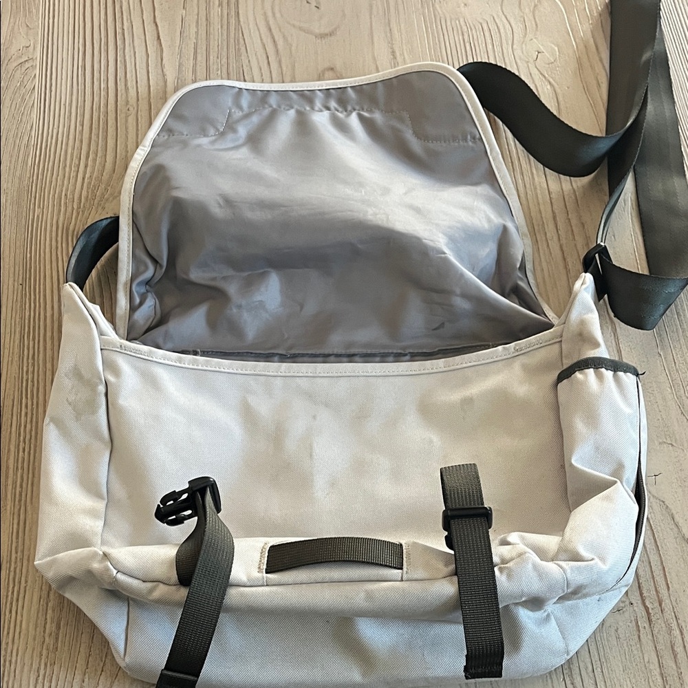 Patagonia Cream Messenger Bag with Black and Teal Accents - Picture 7 of 12